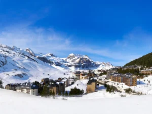 Experience exhilarating skiing in Candanchu, Spain