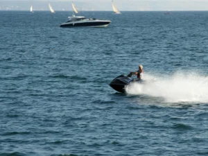 Enjoy the sea in Spain by renting a jetski