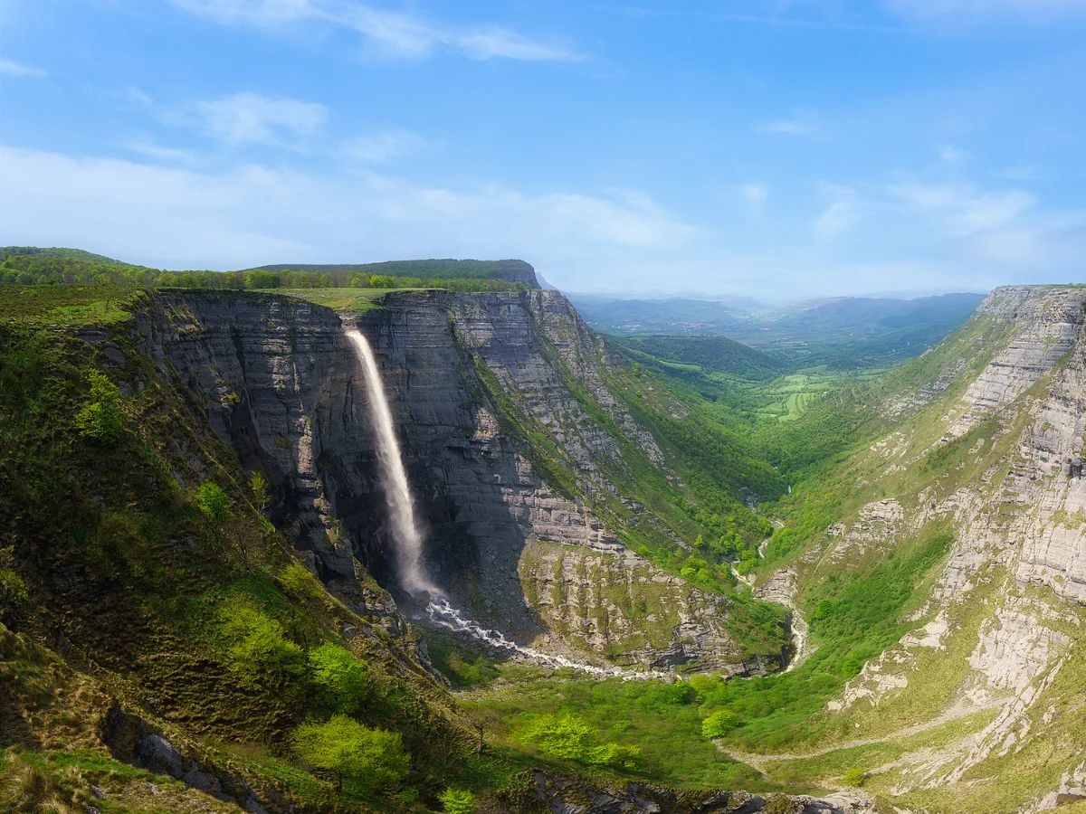 The nature around the Nervión waterfall is amazing